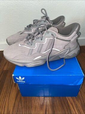 ADIDAS
Women's Ozweego Athletic Casual Sneakers size 7